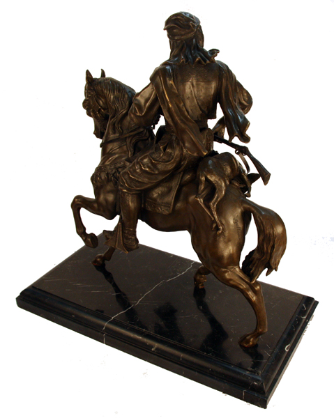 статуэтка арабского война охотника на коне с ружьём из бронзы