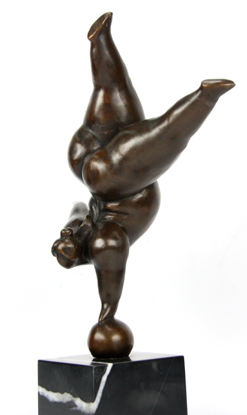 статуэтка в стиле модерн девушка на шаре из бронзы